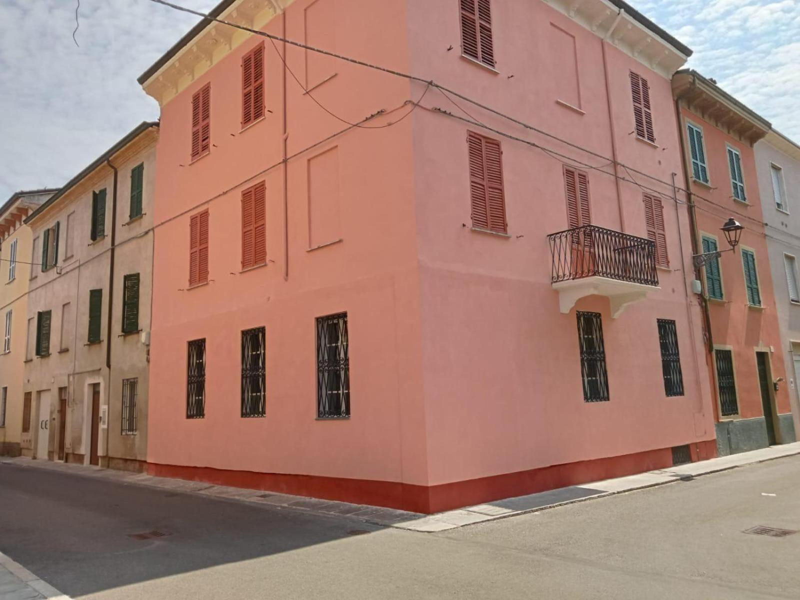 Fiore Apartments Fiorenzuola dʼArda Екстериор снимка